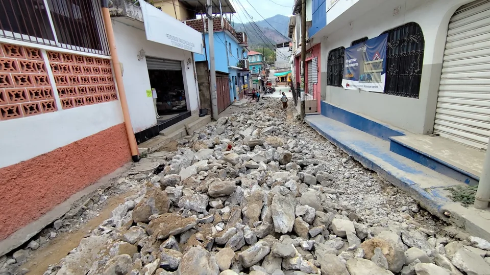 Avance de obra — Farmacias del Pueblo hacia el Coliseo Municipal